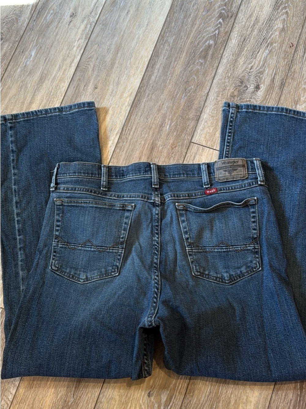 Wrangler Men's Dark Blue Relaxed Fit Jeans - Picture 3 of 4